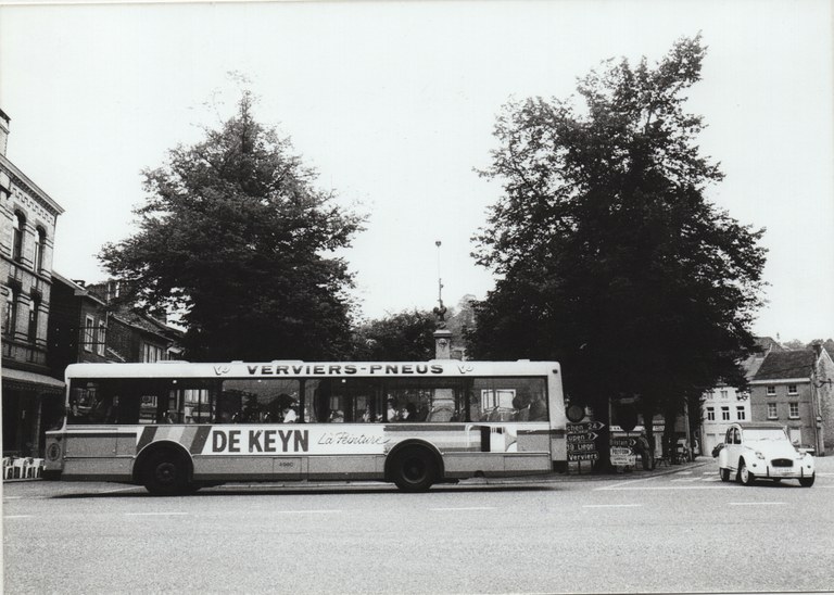 A l'arrêt de bus