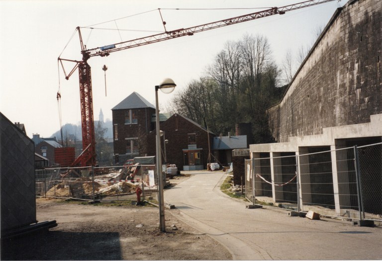 Construction des garages le long du chemin de fer