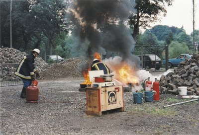 Démonstration d'extinction d'un feu dans la caserne des pompiers