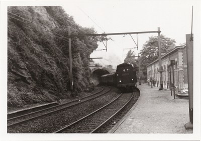 Train à vapeur entrant à la gare