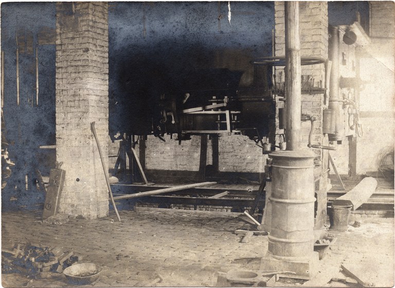 Goé - intérieur de l'atelier du dépot du vicinal vers 1920