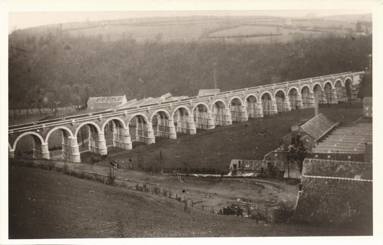 Vue sur une grande partie du viaduc en 1880