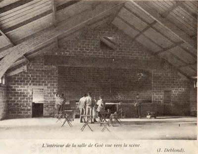 L'intérieur de la salle des fêtes vue vers la scène