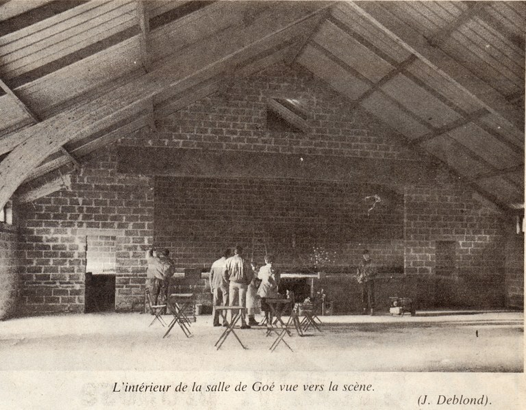 L'intérieur de la salle des fêtes vue vers la scène