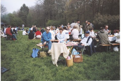 1989 - 50 ans de scoutisme à dolhain - Les anciens et leurs familles aux barbecue