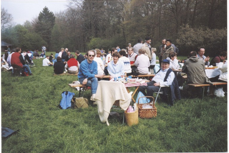 1989 - 50 ans de scoutisme à dolhain - Les anciens et leurs familles aux barbecue