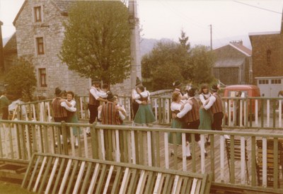 Danseurs costumés