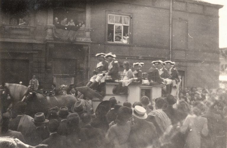 Char avec participants avec tricornes