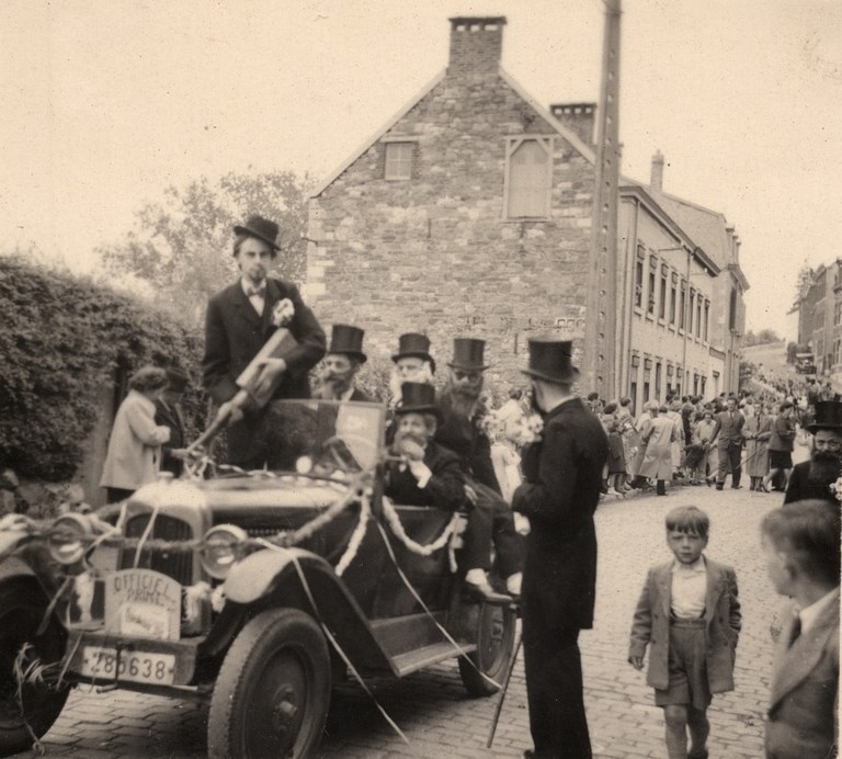 Voiture et hommes avec hauts-de-forme