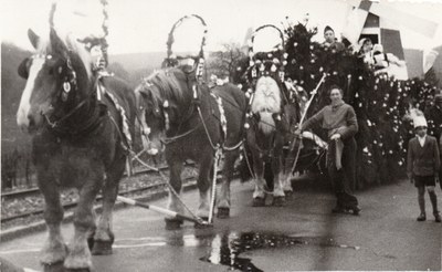 Char fleuri tiré par des chevaux  +/- 1935