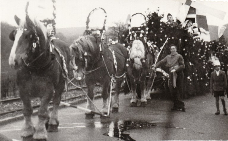 Char fleuri tiré par des chevaux  +/- 1935