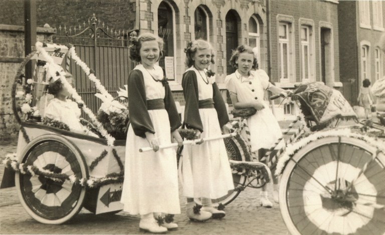 Fillettes et leur char - 1950