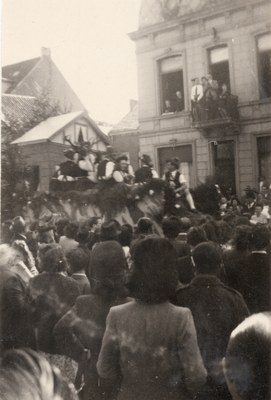 Foule et char aux bois de cerf
