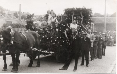 Char fleuri et chevaux  +/- 1935