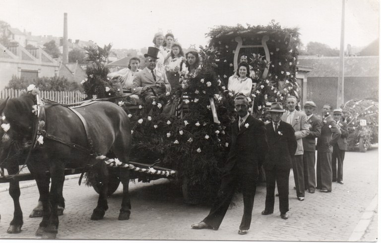 Char fleuri et chevaux  +/- 1935
