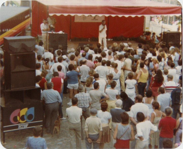 Le podium radio et le public pendant la prestation de Jean VALLEE