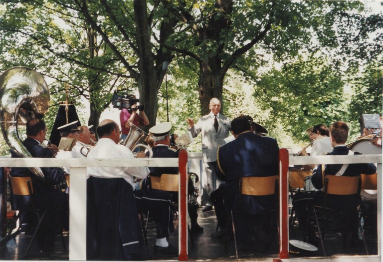 Photo de Joseph Dejardin qui dirige la fanfare