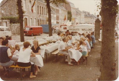 Les tables devant l'école communale