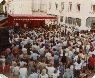 Le podium radio et le public