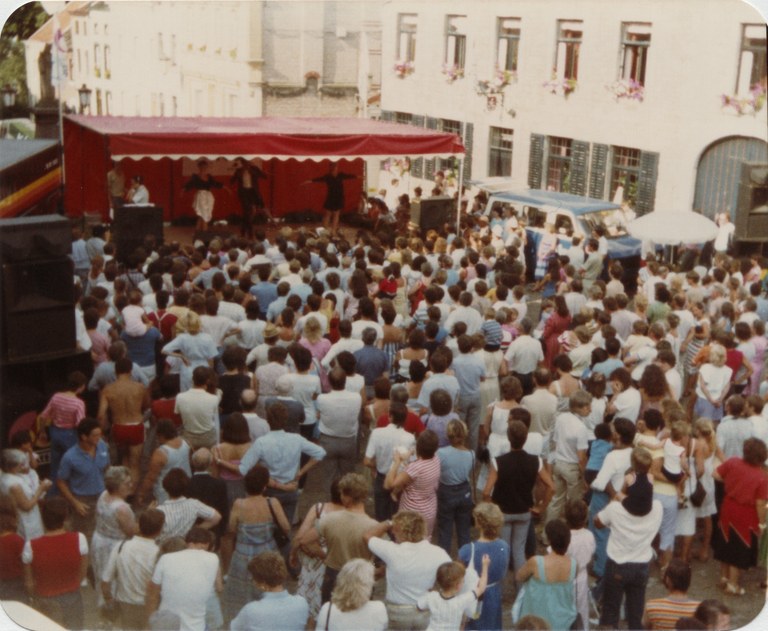 Le podium radio et le public