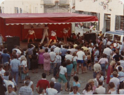 Le podium radio et le public
