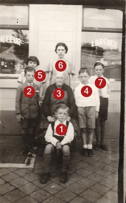 Famille Willems - Devanture Coiffeur L. Breuer