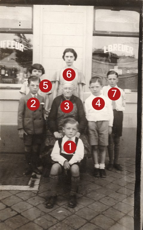 Famille Willems - Devanture Coiffeur L. Breuer