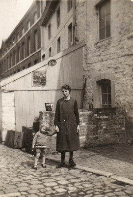 Mme Lodomez et son fils Roger