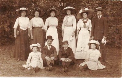 Souvenir d'élégants et d'élégantes à la Belle Epoque