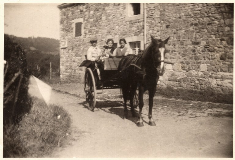 Goétois se promenant en charette sur le Chemin Vesdray