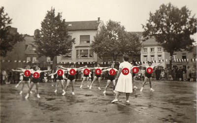 Petit spectacle sur la Place de Dolhain vers 1950