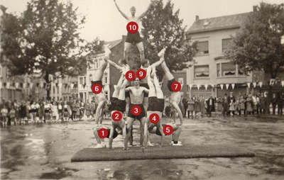 Spectacle sur la Place de Dolhain vers 1950