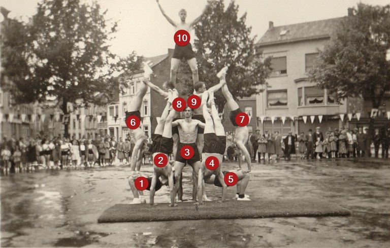 Spectacle sur la Place de Dolhain vers 1950