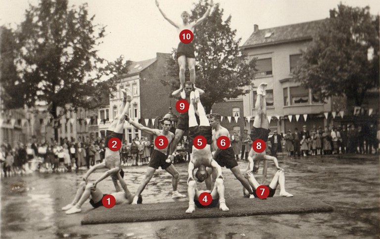 Spectacle sur la Place de Dolhain vers 1950