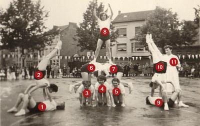 11 gymnastes pour une pyramide vers 1950