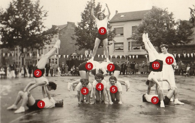 11 gymnastes pour une pyramide vers 1950