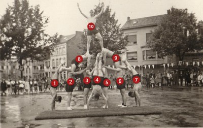 Spectacle sur la Place de Dolhain vers 1950