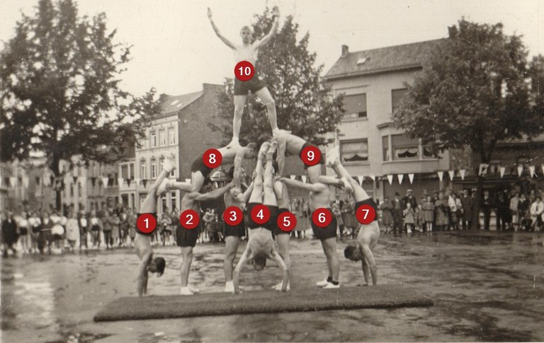 Spectacle sur la Place de Dolhain vers 1950