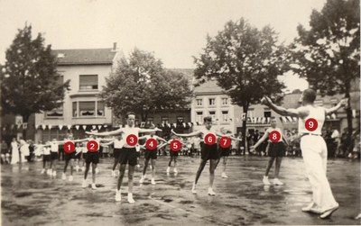 Spectacle sur la Place de Dolhain vers 1950