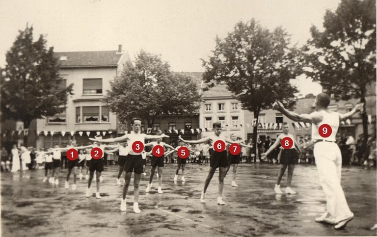 Spectacle sur la Place de Dolhain vers 1950